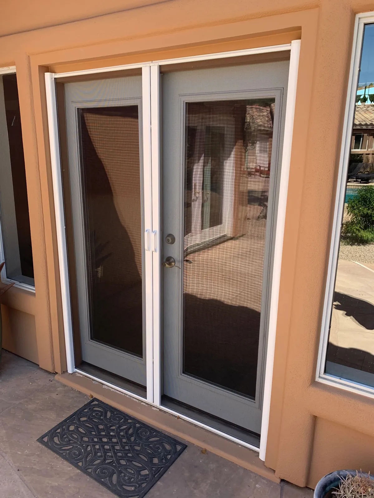 Retractable screen door opening from Arizona Screen Techs’ project library.